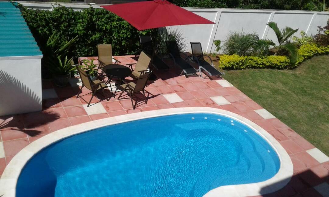 Fayruz Villa Is A 3 Bedroom, 3 Bathroom Detached House With Ac And Swimming Pool 5 Minutes Walk From Flic En Flac Public Beach Ngoại thất bức ảnh