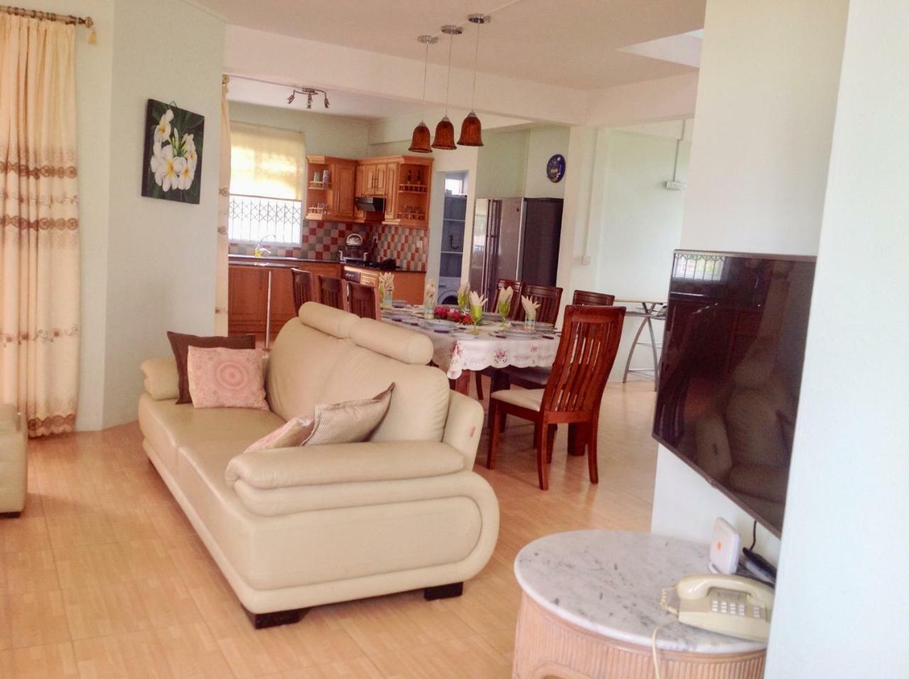 Fayruz Villa Is A 3 Bedroom, 3 Bathroom Detached House With Ac And Swimming Pool 5 Minutes Walk From Flic En Flac Public Beach Ngoại thất bức ảnh
