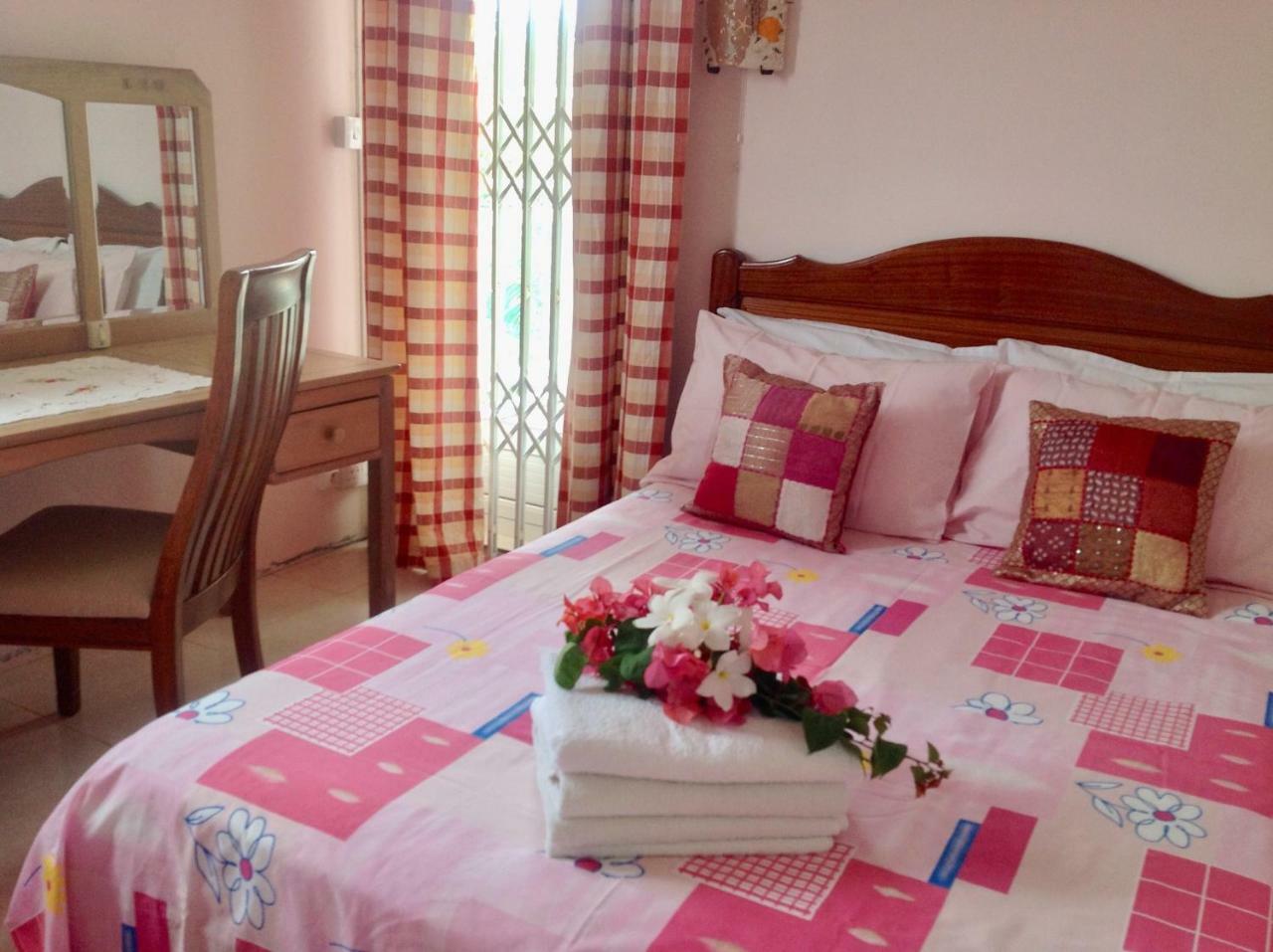 Fayruz Villa Is A 3 Bedroom, 3 Bathroom Detached House With Ac And Swimming Pool 5 Minutes Walk From Flic En Flac Public Beach Ngoại thất bức ảnh